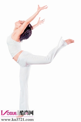 右脚单脚站立,脚尖着地