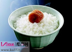 用小碗吃
